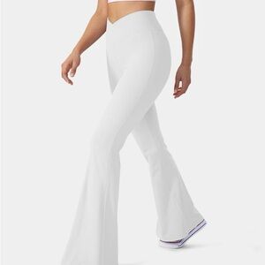 143H.- Crossover High Waisted Back Pocket Super Flare Leggings.